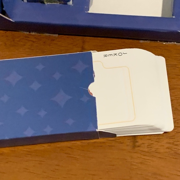 Camel Casino Set with Deck of Cards and 25 Poker Chips - Picture 5 of 11